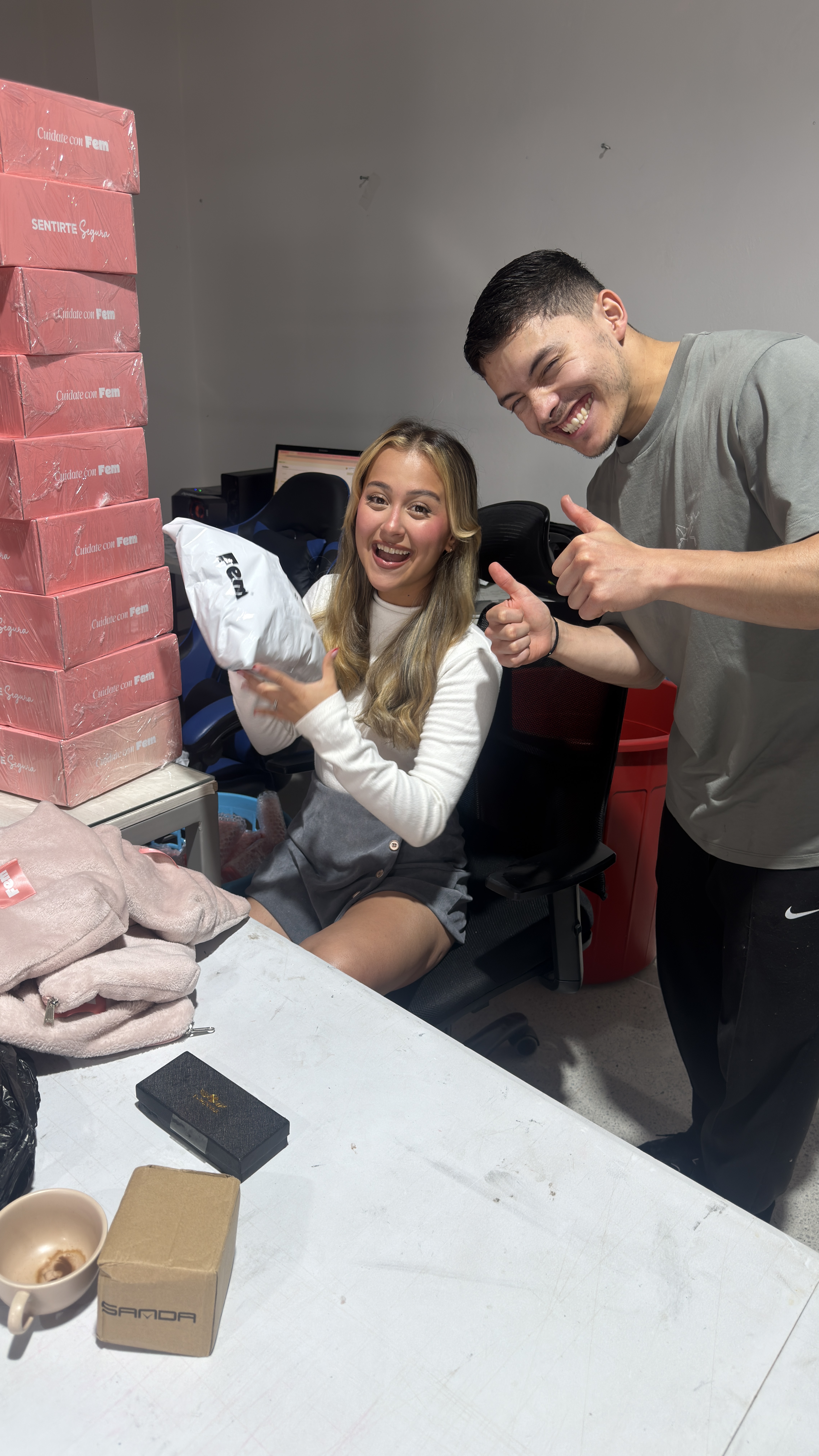 El equipo FEM preparando pedidos